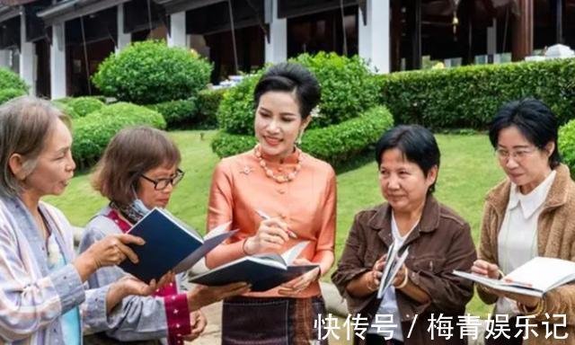 玛哈#同是签文件:苏提达跪地签,诗妮娜躲角落签,泰王却为西拉米铺纸