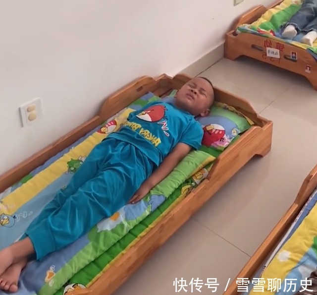 睡觉|山东一萌娃午休努力睡觉,仿佛戴上“痛苦面具”,表情让网友笑哭