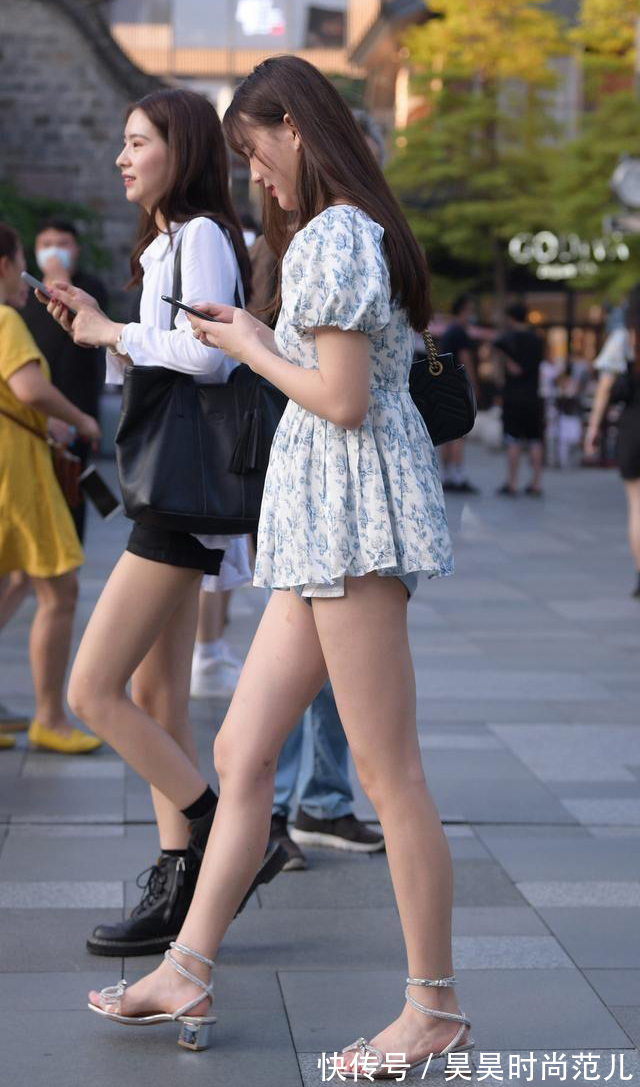 夏日|简单时尚的夏日穿搭，方领碎花连衣裙搭配牛仔裤，优雅大方显气质