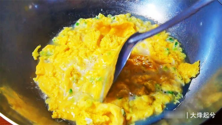 一碗清水也能炒鸡蛋？不用1滴油，鲜嫩好吃，即将失传的经典老菜