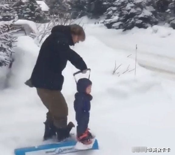 滑雪|论爸爸带娃的乐趣,强行滑雪,宝宝的表情却“生无可恋”