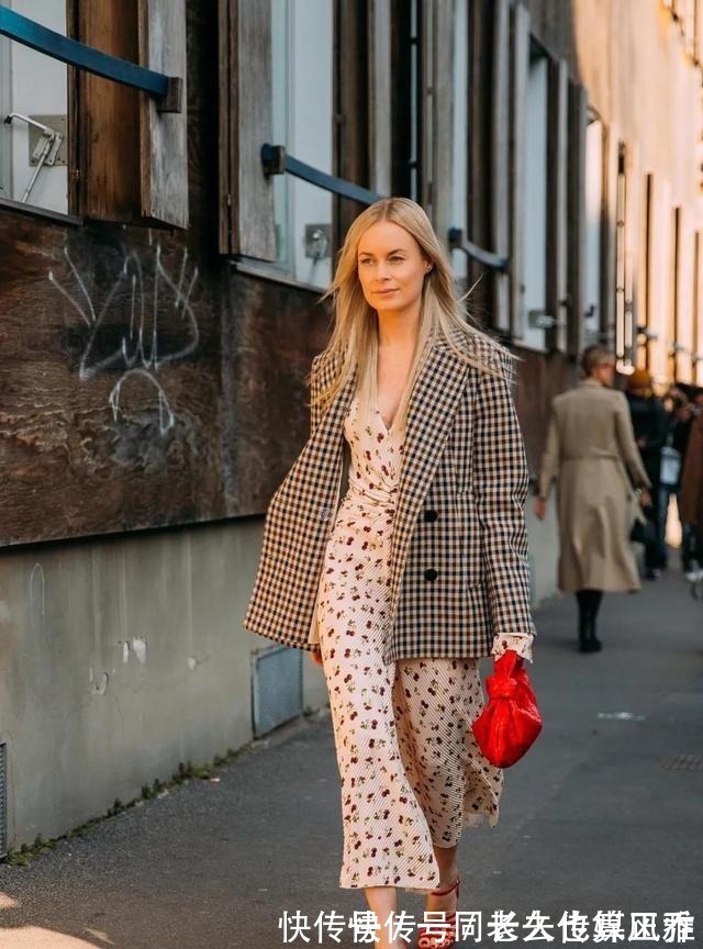 仙女们 入秋后短裙“失宠”了!今秋流行“奶奶裙”,不冷不热正好穿!