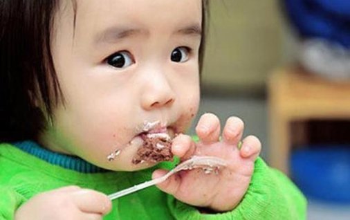 刷牙|“鲨鱼牙”宝宝照片走红，妈妈送医后，医生全赖家长