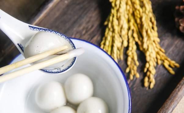 煮汤圆不要再水开下锅了,牢记3个重要技巧,汤圆个个软糯不破皮