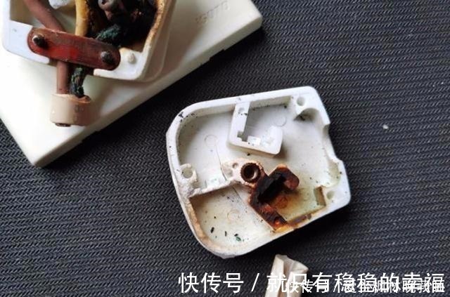 插座|刚入住插座就烧成碳了，只因装修时多说一句话，业主恨死电工了！