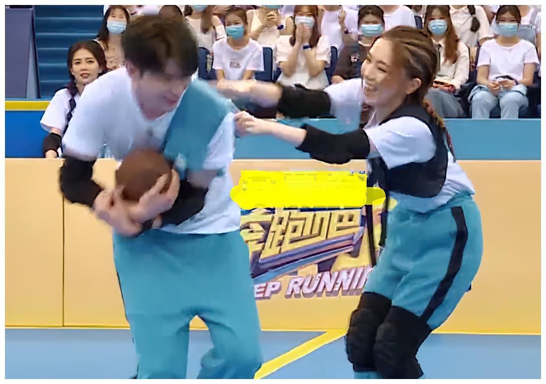 名牌|蔡徐坤打篮球衣服让女嘉宾扯坏,名牌秒被撕掉,录节目像进了盘丝洞