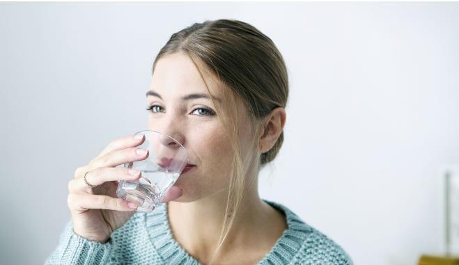 老年人一天在5個時間點勤喝水,身體或受益匪淺,希望你重視