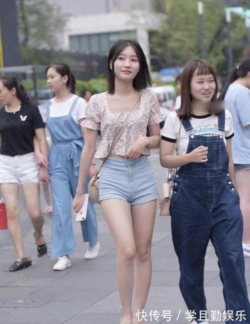 穿搭|清新可爱的小姐姐，花纹图案上衣搭配浅蓝色热裤，活力满满