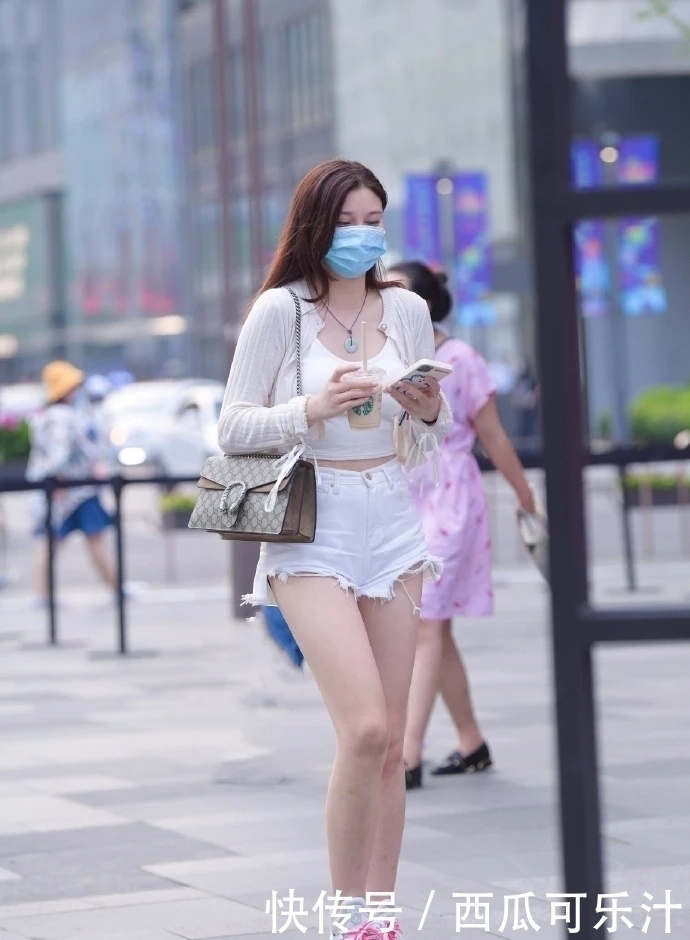 短裤|微胖女孩的秋日穿搭,休闲显瘦的牛仔短裤,让造型轻松变好看