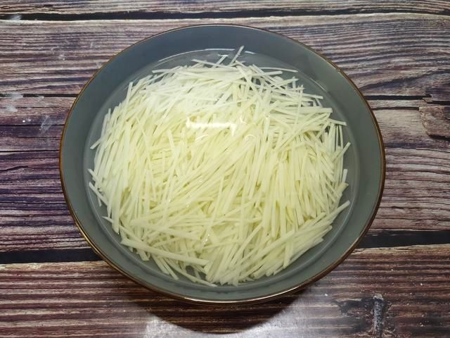 什么时候|炒土豆丝,什么时候放醋是关键,这一步做对,怎么炒都脆爽好吃