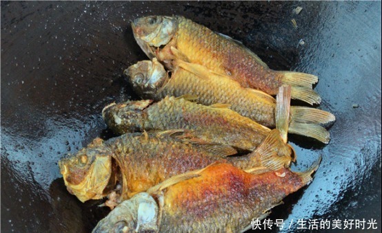 无论煎鱼还是煎豆腐，一定不能直接下锅，多做一步，不粘锅不破皮