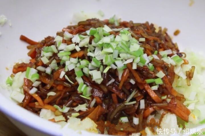 半颗白菜加1碗玉米面,锅内煎一煎,10分钟出锅,营养又好吃