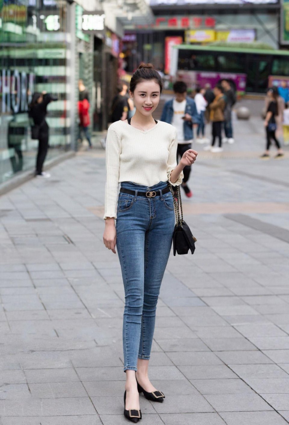 简约休闲的春季穿搭，针织衫配高腰牛仔裤，高挑靓丽又显迷人气息