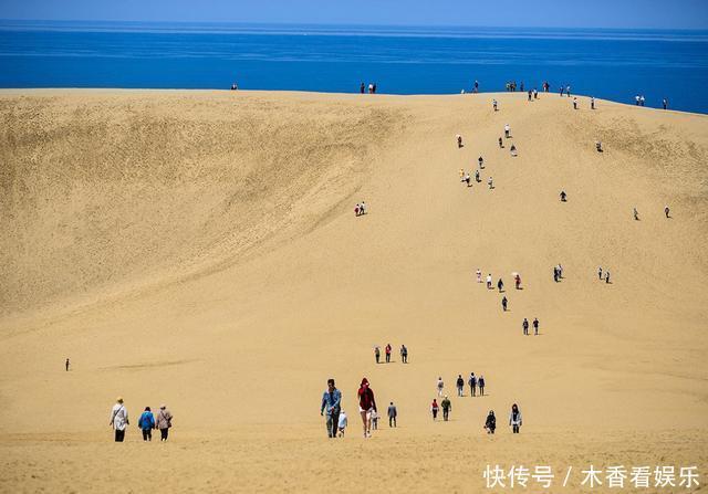 全球唯一保护沙漠的国家,为防止沙漠变绿洲,每天“人工拔草”