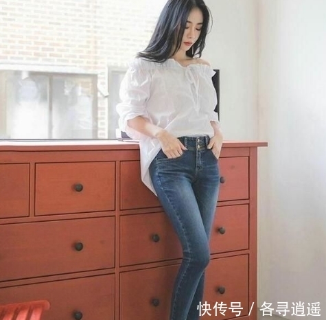 紧身|牛仔裤:曼妙身姿的美女,搭上紧身牛仔裤,打造修长的双腿线条!