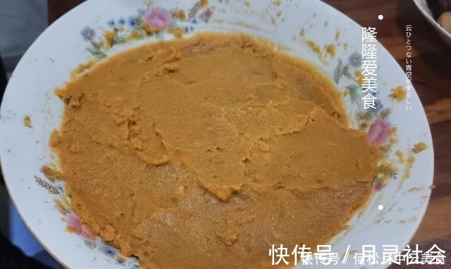 红薯配上糯米粉，无需高超的烹饪技巧，做出让孩子赞不绝口红薯饼