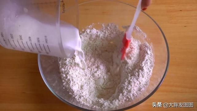 揭秘!奶黄包的家常做法,爆浆流心,软到捏不住