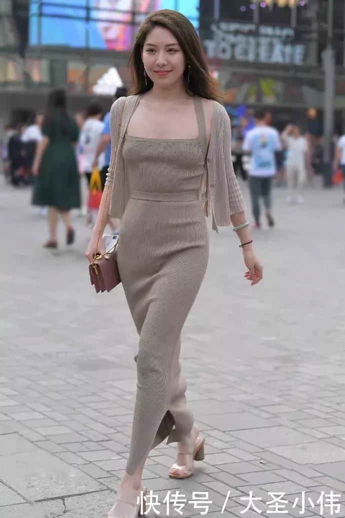 针织连衣裙|美女街拍美女穿针织连衣裙穿搭，女人味十足