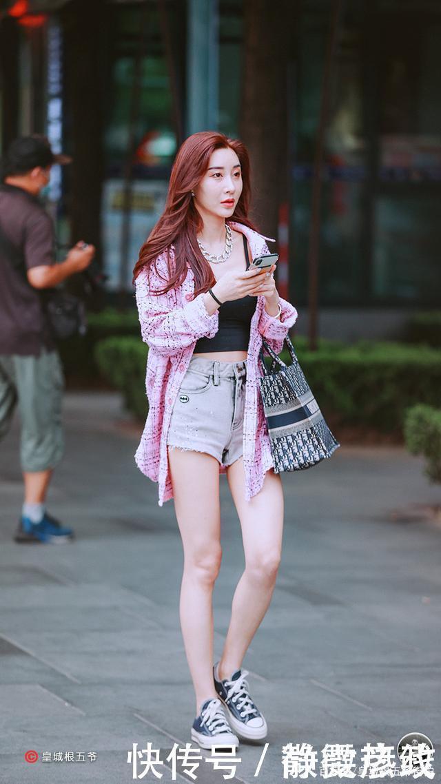 街拍学习穿衣搭配的技巧，用好看的服装来装扮自己