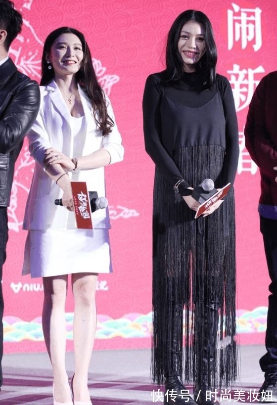 穿搭|葛荟婕真有“国际范”,穿镂空羽毛衣配皮裙好高级,大红唇太抢镜