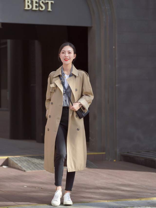 风衣|秋季,奔四奔四的女人怎么穿风衣?搭配衬衫和牛仔裤,减龄又洋气