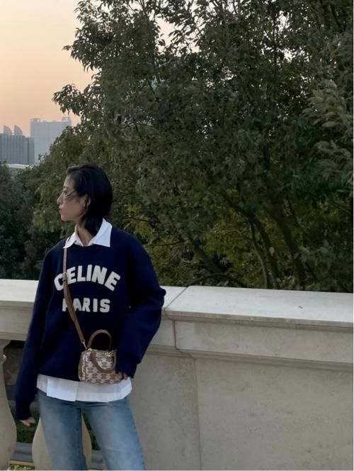 毛衣怎么穿才不显“平庸”?教你这四个搭配公式,既时髦又实用