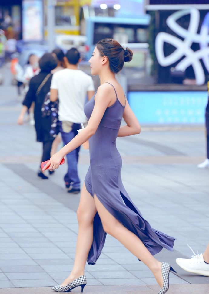 休闲裤|街拍:美女时尚的白衬衫搭配休闲裤,简单利落