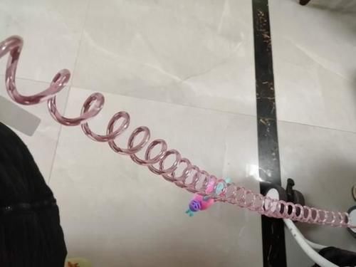 孩子|妈妈把孩子拴到凳子上生二胎和三胎,这样“爱”孩子,让人心痛