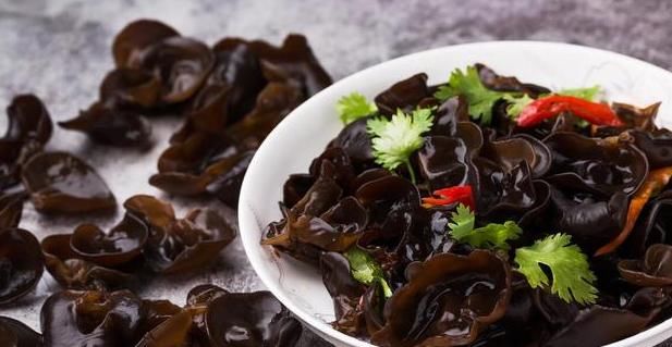 高尿酸|黑木耳是发物，高尿酸痛风患者不能吃？了解这4个饮食建议更重要