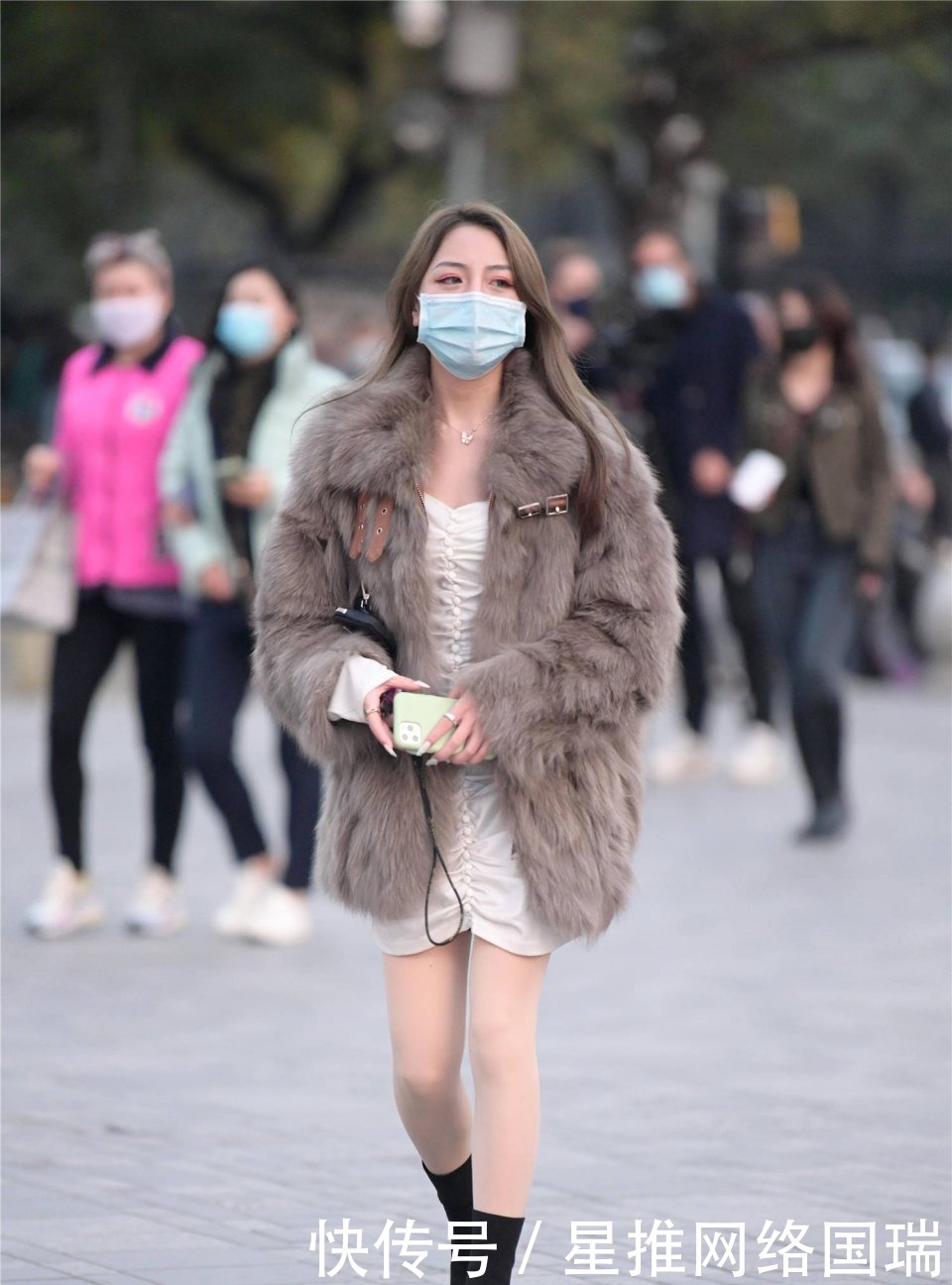 白色的百褶短裙清新减龄,很适合这种气质的女生去穿搭