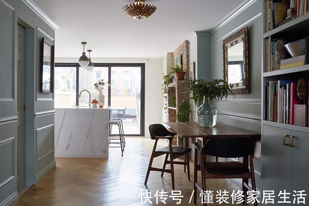 岛台|95㎡老房花5万简单改造下,客厅去电视化加壁龛,做书架也不错