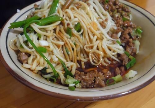 70后大妈开面馆，拌面调料丰富上餐快，一上午不费劲卖300碗面条