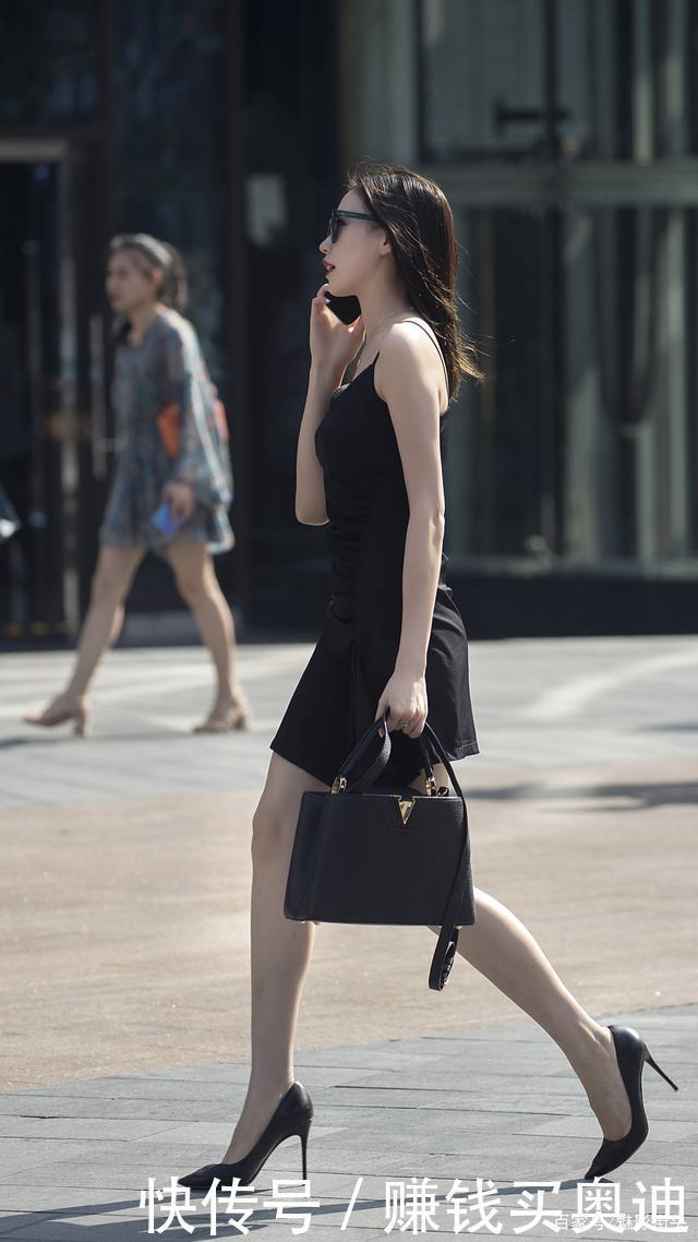 初秋时节穿连衣裙，不要搭配凉鞋了，搭配尖头细跟鞋更有女人味