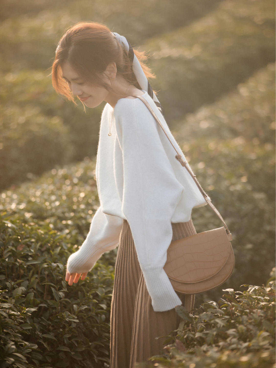 牛仔裤|秋季,针织衫是衣柜必备,搭配牛仔裤高级时髦,极简穿搭照样高级