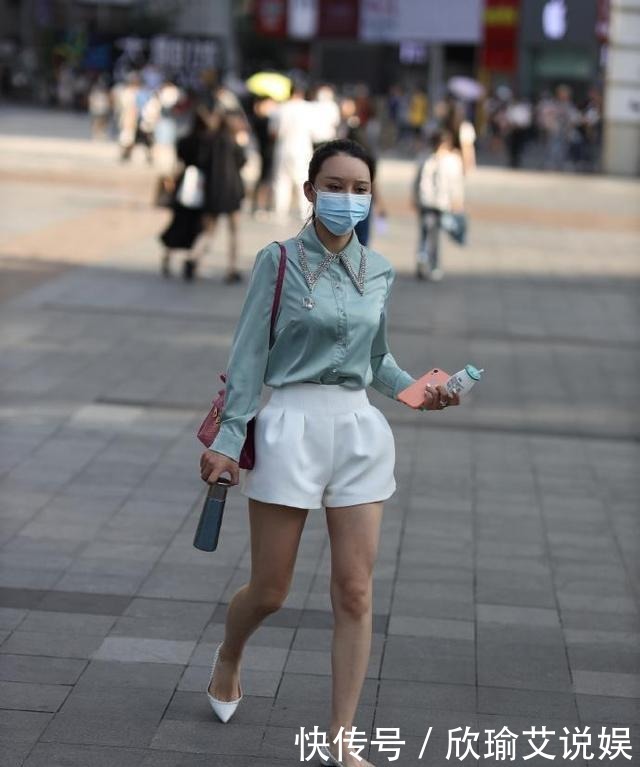 气质女孩的时尚职场穿搭,穿着镶钻的衬衫配尖头鞋,霸气十足