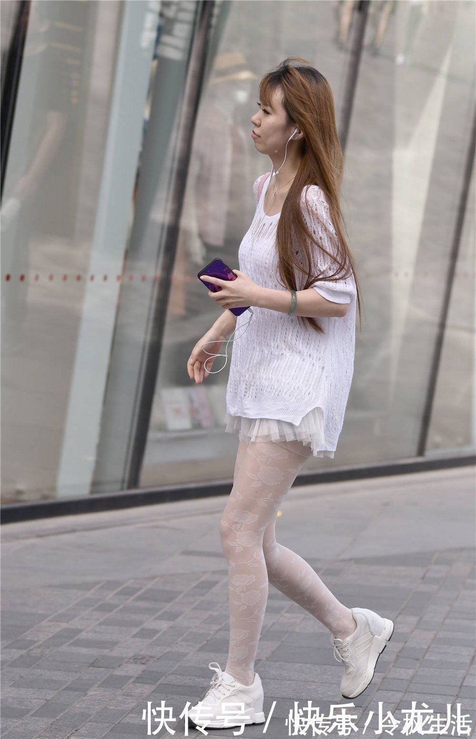 丝袜|白色丝袜搭配运动鞋,薄纱百褶裙,被针织衫遮住
