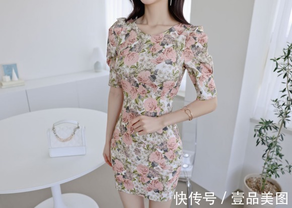 时尚搭配|女神孙允珠的时尚搭配:流亭幽兰翡翠叶绿蔷薇碎花裙