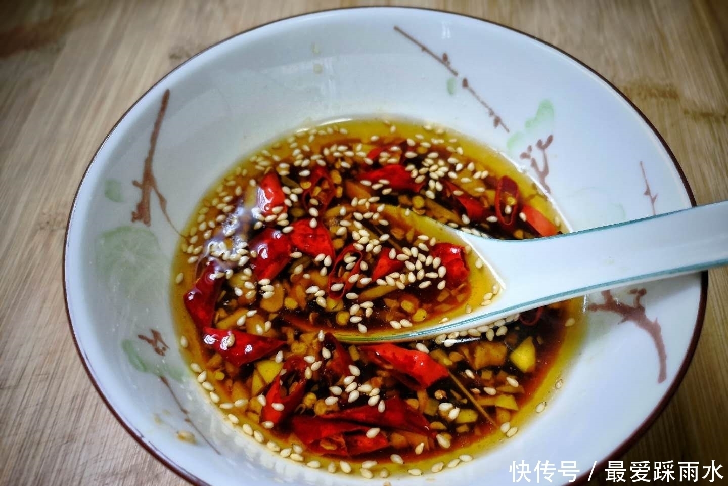 秋天吃这菜正当季,一斤2块钱,洗洗拌拌就能吃,女人常吃皮肤好