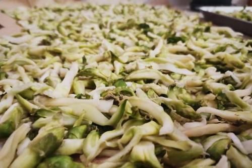 冬天遇到此菜别手软,一次腌上5斤,配油条米粥,开胃解腻又下饭