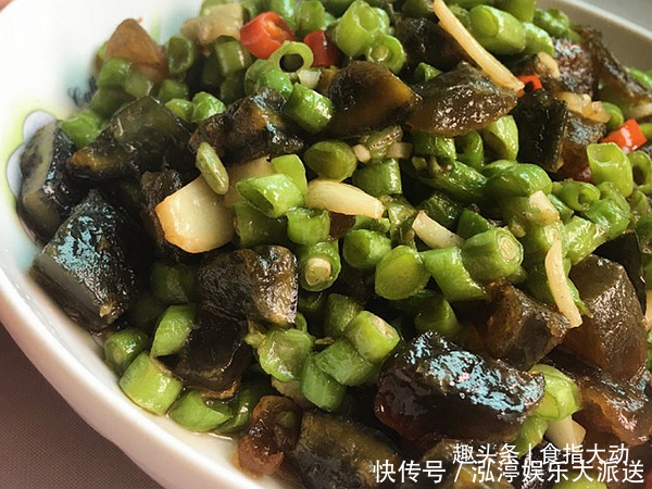 家人|酸辣香味十足的下饭菜,装盘开吃,超级爽口开胃,家人百吃不厌!