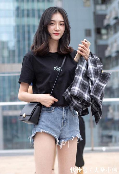 街拍|美女街拍:牛仔热裤搭配黑色T恤,时尚又经典,尽显迷人大长腿