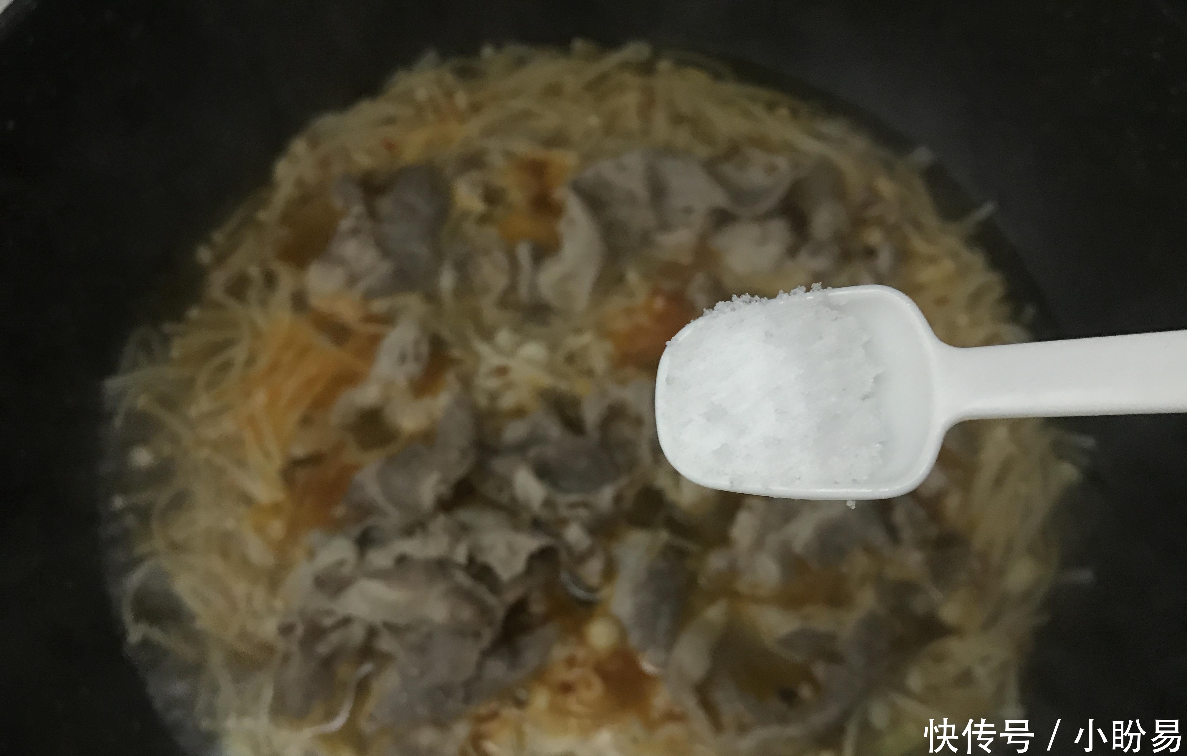 金针菇最好吃的做法,一周做三次,每次汁都不剩,香辣开胃特好吃