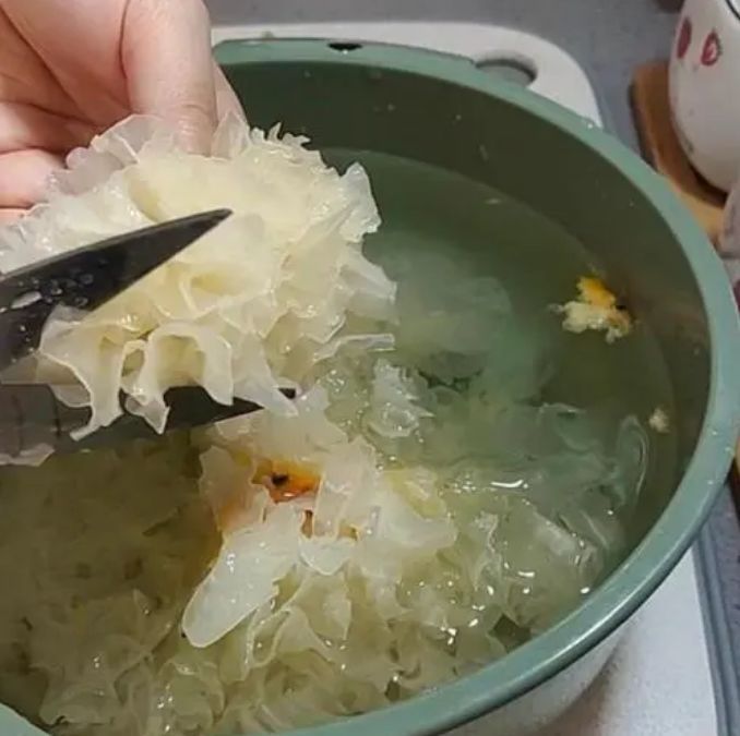 煮银耳汤怎么快速出胶？早餐老板教我2招，黏稠爽滑，好喝营养高