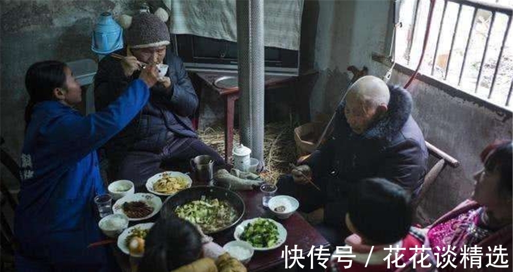 俗语：“桌上不摆三盘菜”，下半句十人九不知，餐桌礼仪不妨留意
