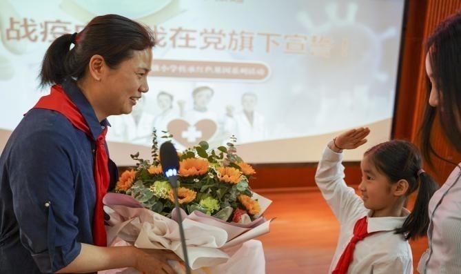 幼儿园|女儿带回奖状，妈妈兴奋的打开一看，当场脸色就变了：太无语了