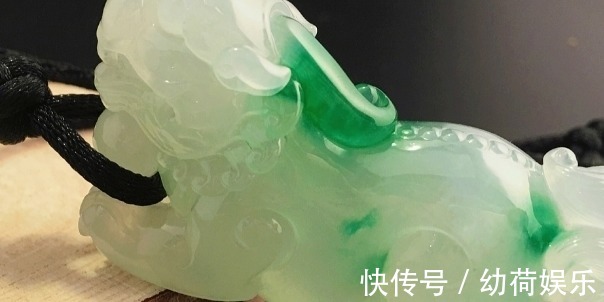 翡翠手镯&对于翡翠的雕刻,其实也有一些规律的,一起扒开这些细节来看看