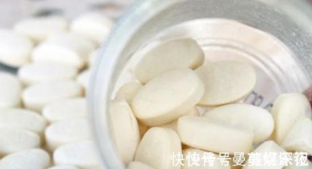 长高|双胞胎弟弟长期吃钙片,哥哥天天喝牛奶,3年后兄弟俩身高差距大