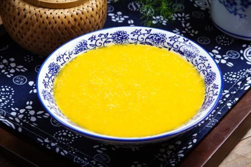 煮小米粥,不要直接加水煮,要想米粥香浓米油厚,就得牢记2窍门