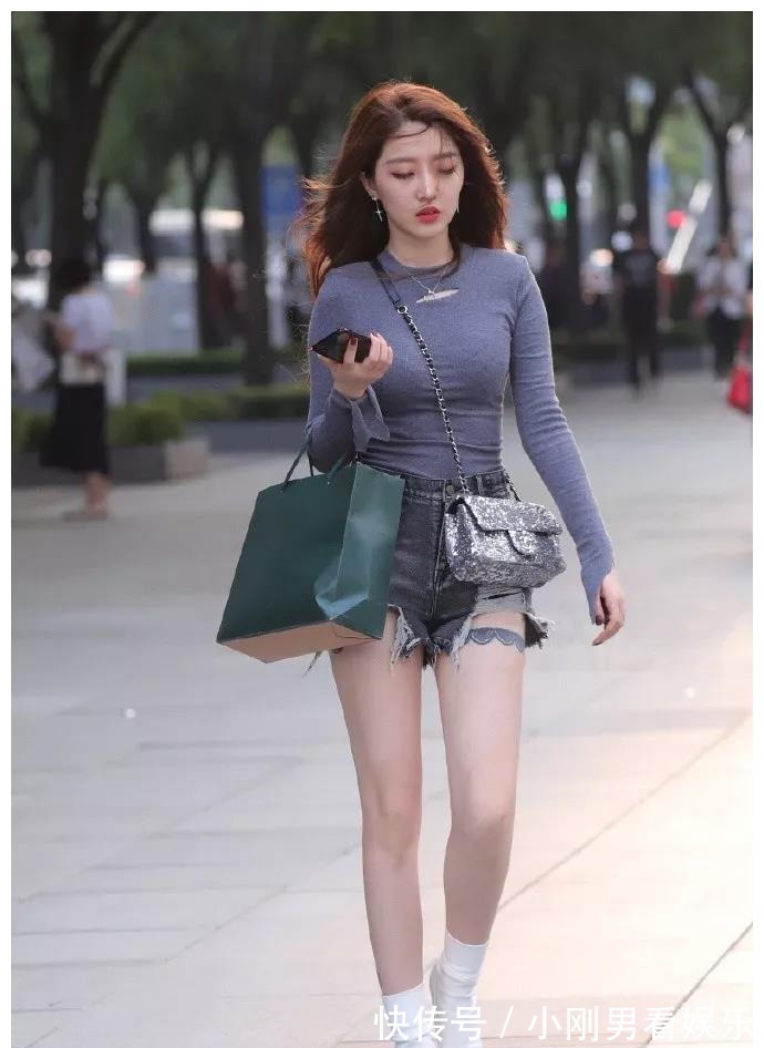 高跟鞋|街拍:女生搭配高跟鞋,散发出让人迷恋的气息