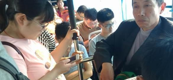 孩子|熊孩子火车上抢别人手机,奶奶选择性忽视,乘客一招让奶奶换车厢